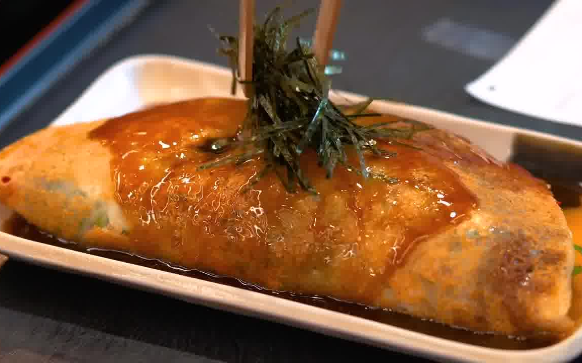 日本广岛极富盛名的传统小吃御好烧,广岛县人均御好烧餐馆数量在日本