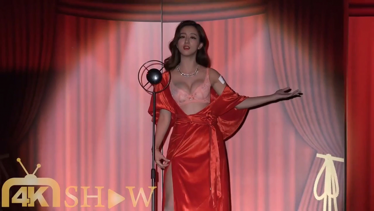 女神周晓涵内衣秀展示完美好身材