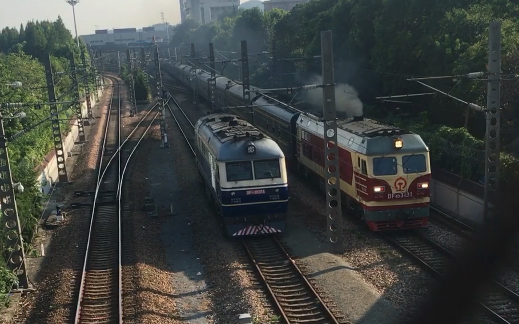 上局杭段车迷浙赣线上行线金衙庄天桥拍车,k466宁波到西安普快通过