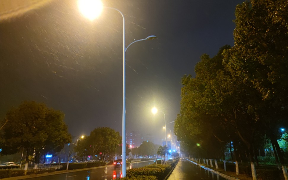 [图]少年听雨，雨落人留，兴尽晚归舟。后来听雨，听得秋心合成愁，覆水难收。