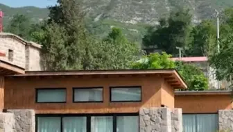 水泥墙面木纹漆施工-美丽乡村民宿-景区仿古建筑木纹漆视频分享