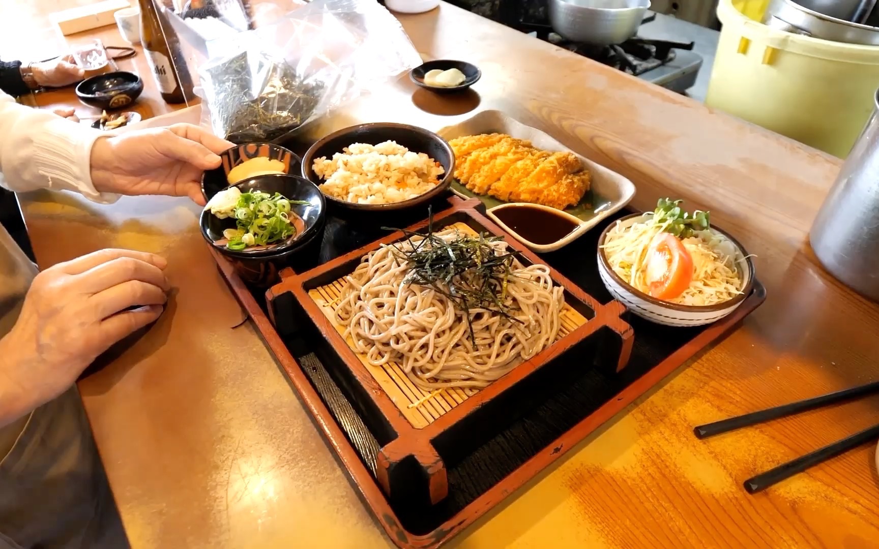 【日本美食】神户市大学的附近的荞麦面馆,经常满座的厨房准备工作