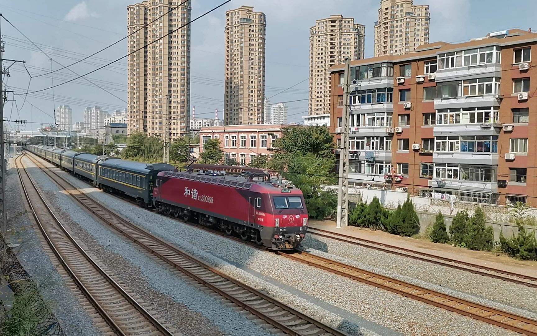 更换车底后的t332次列车大连站进站