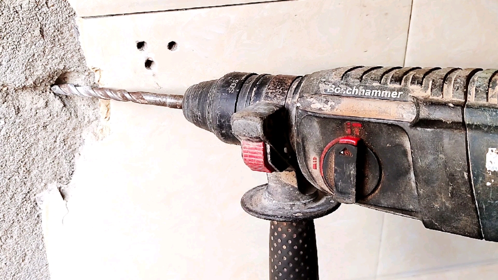 用冲击钻给瓷砖钻孔,这是水电工的大忌,瓷砖打裂了还要倒贴工钱