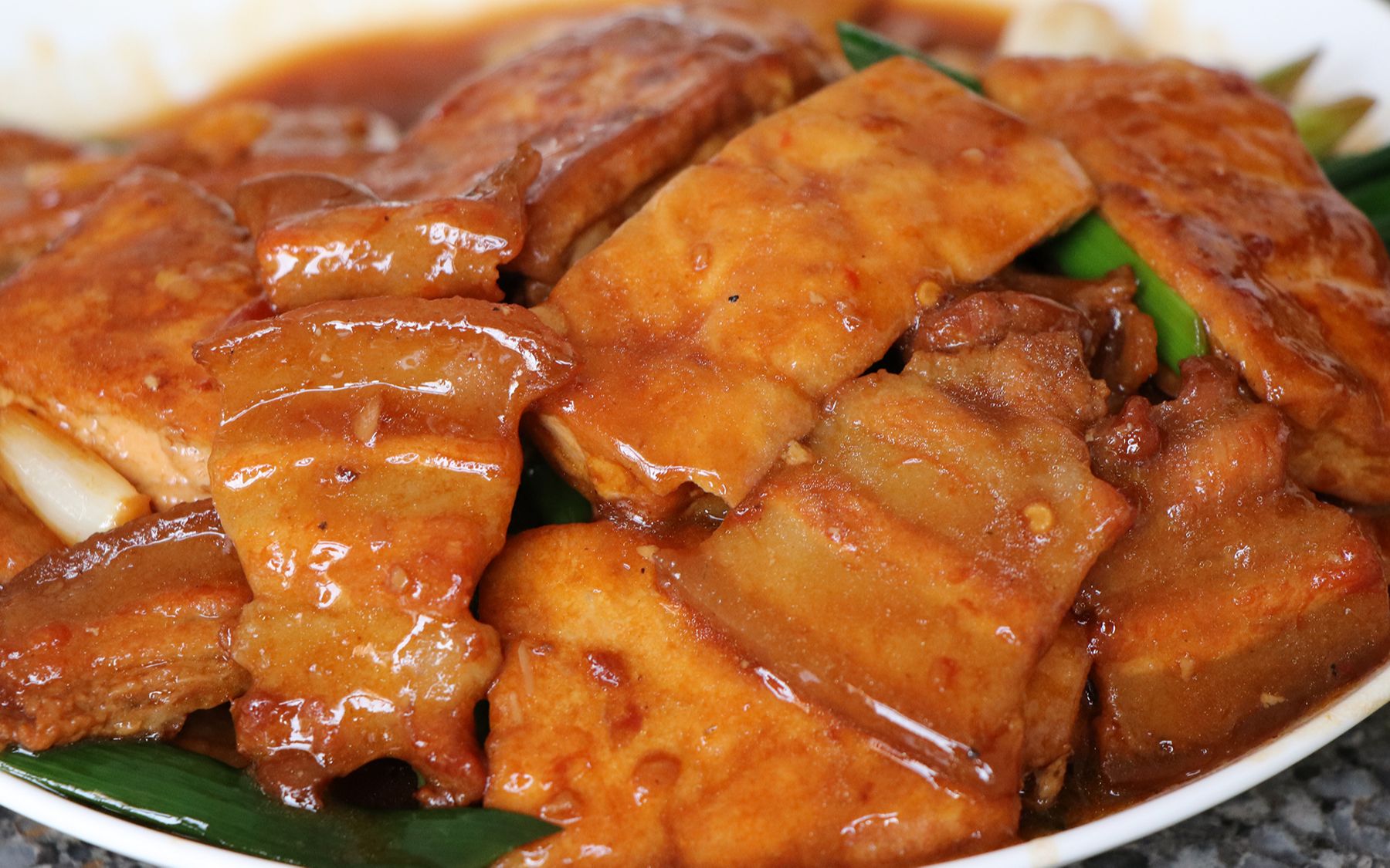 老豆腐焖五花肉家常做法_老豆腐焖五花肉_老豆腐焖五花肉的做法窍门