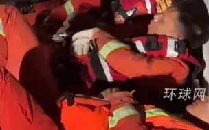 致敬最可爱的人！广西南宁抗洪救援一线，消防员换班后在路边席地而睡