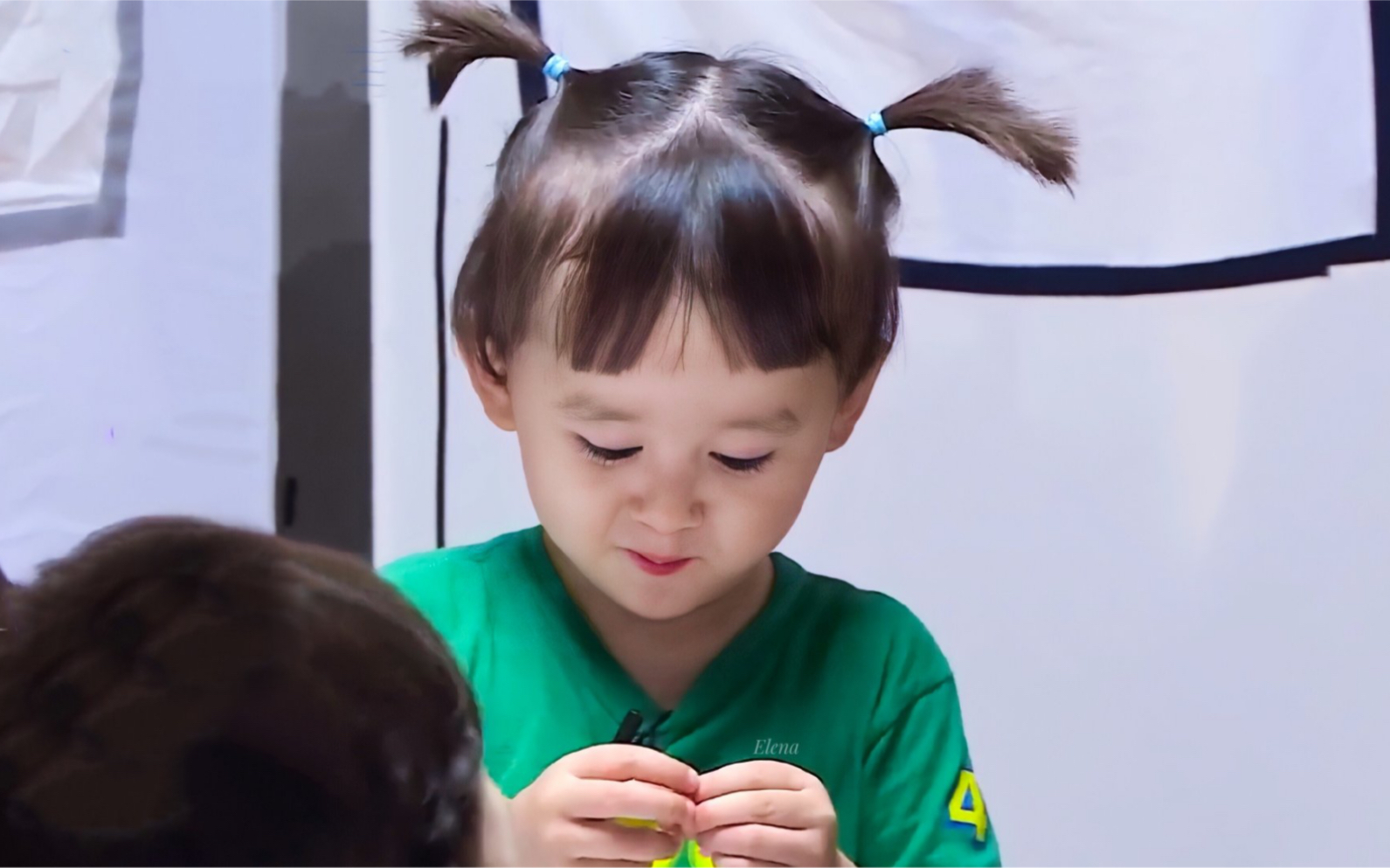 本特利两个小辫子也太可爱了,邻家有儿初长成,老母亲暴风哭泣我儿子