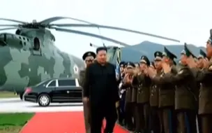 Video herunterladen: 金正恩为救灾士兵开表彰大会，却泪洒现场，身后的直升机格外抢眼