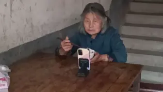 网友晒外婆的巨大变化，没有智能手机前：干活的一把好手，有了智能手机后：网瘾老年人
