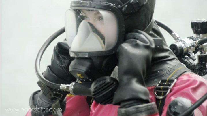 女蛙人穿粉色干衣戴呼吸面罩2