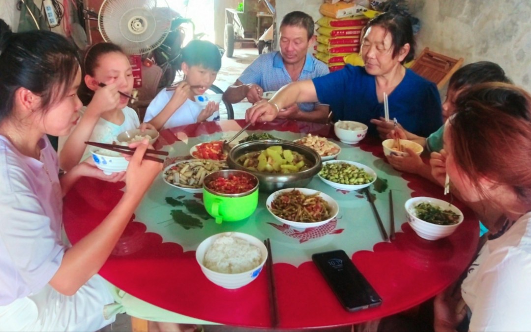 [图]江汉平原饮食很特别，一桌子菜大部分来自湖里，媳妇吃得津津有味