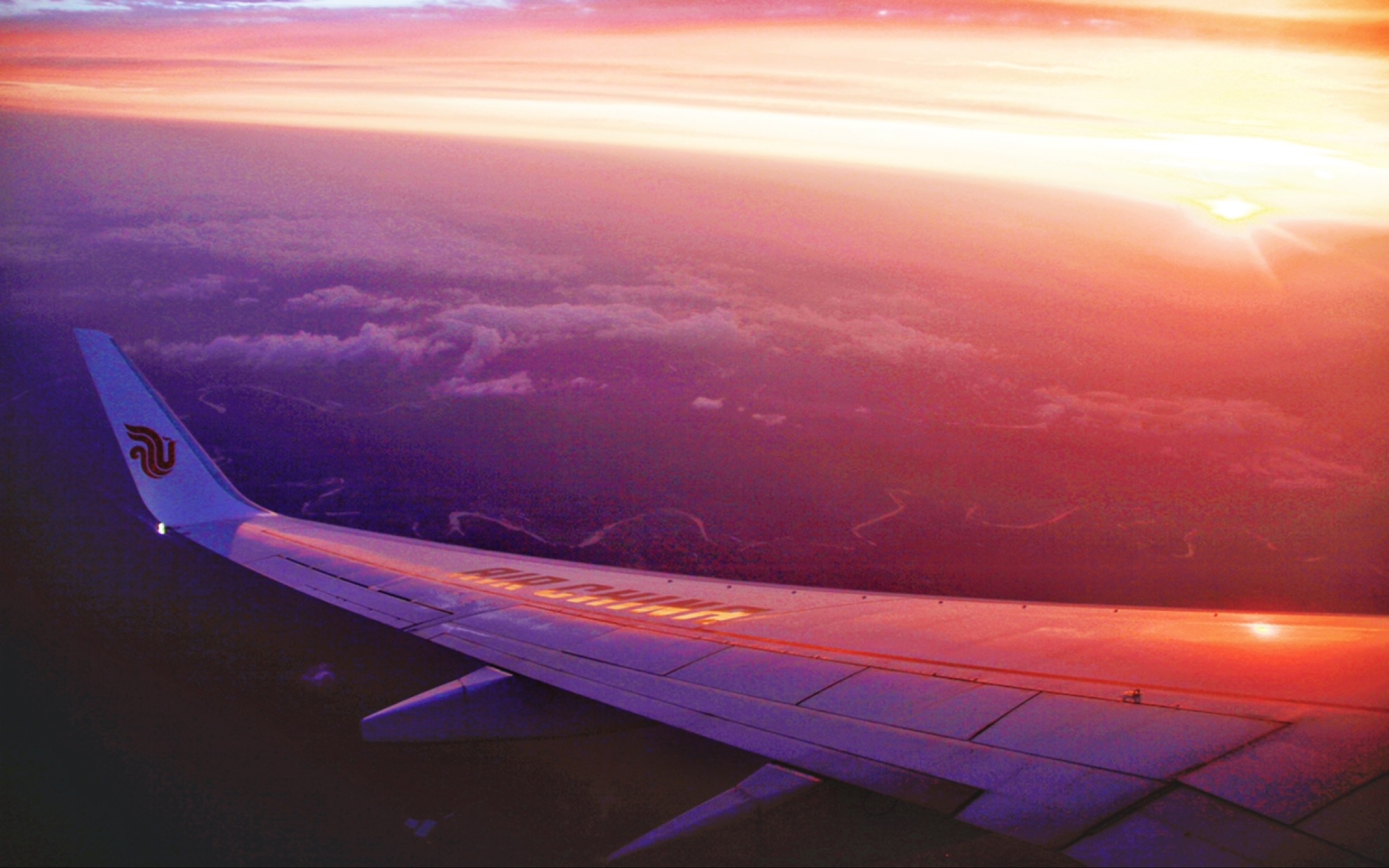 云端之上欣赏唯美的空中日落飞行记录