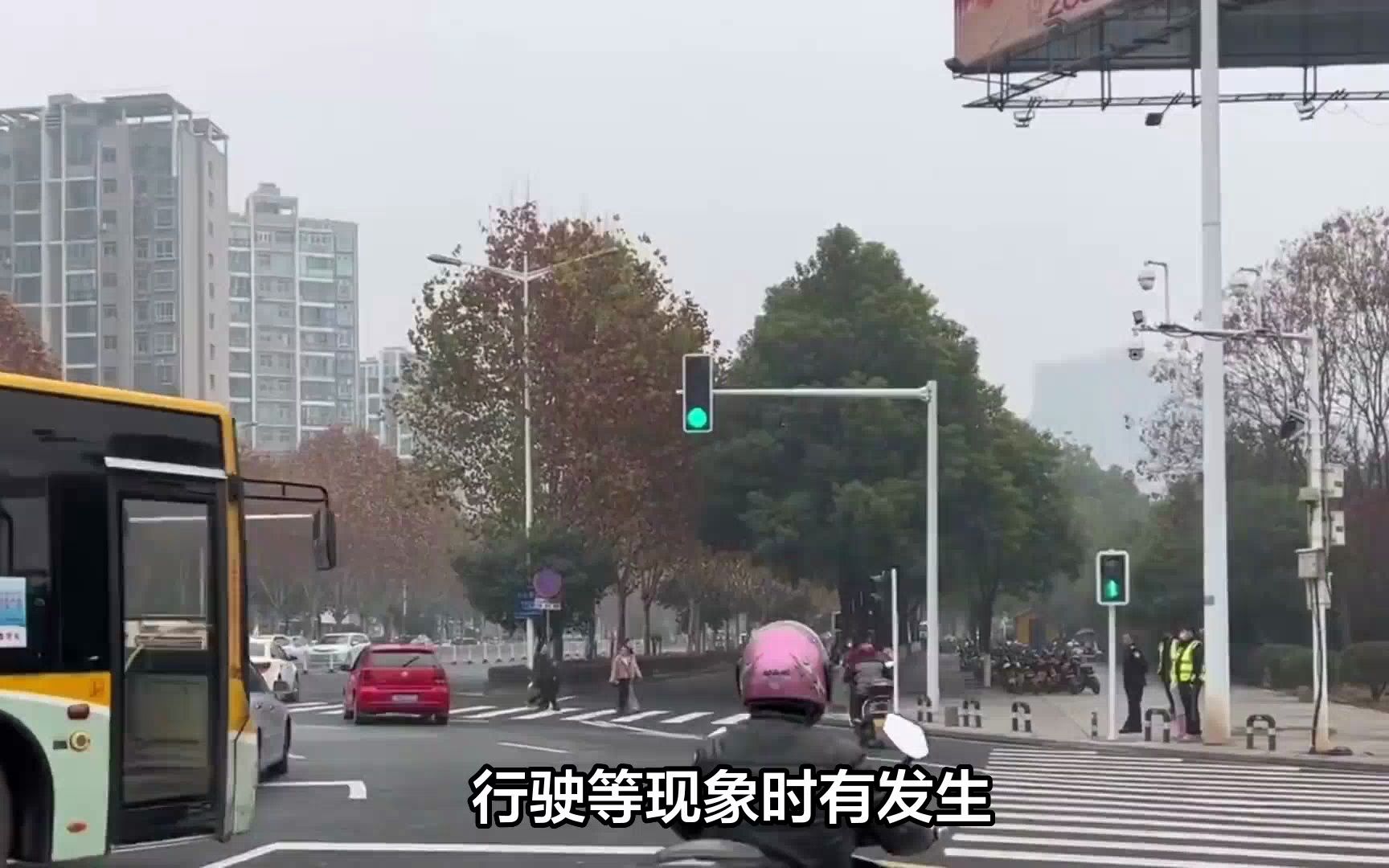 上海公交车加入“右转必停”行动 自觉遵守道路标志标线
