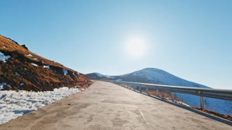 大海草山环山草地冰雪公路路面行驶车载,视频素材:画视记官网哔哩哔哩bilibili