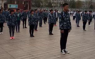 [图]这是哪个学校的孩子？想去他们学校卖鞋，这样跳广播体操挺费鞋的