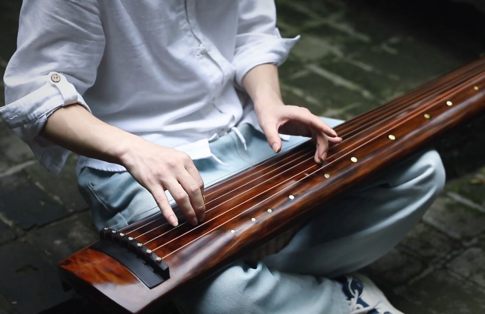 古琴曲《流水》是一首历史悠久,技艺精湛,内涵丰富的名曲,充分运用了