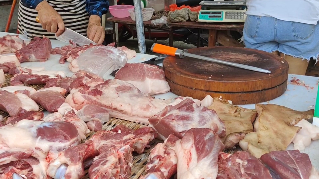 广西玉林菜市场猪肉涨价了,涨到13块至14块1斤,你觉得贵吗