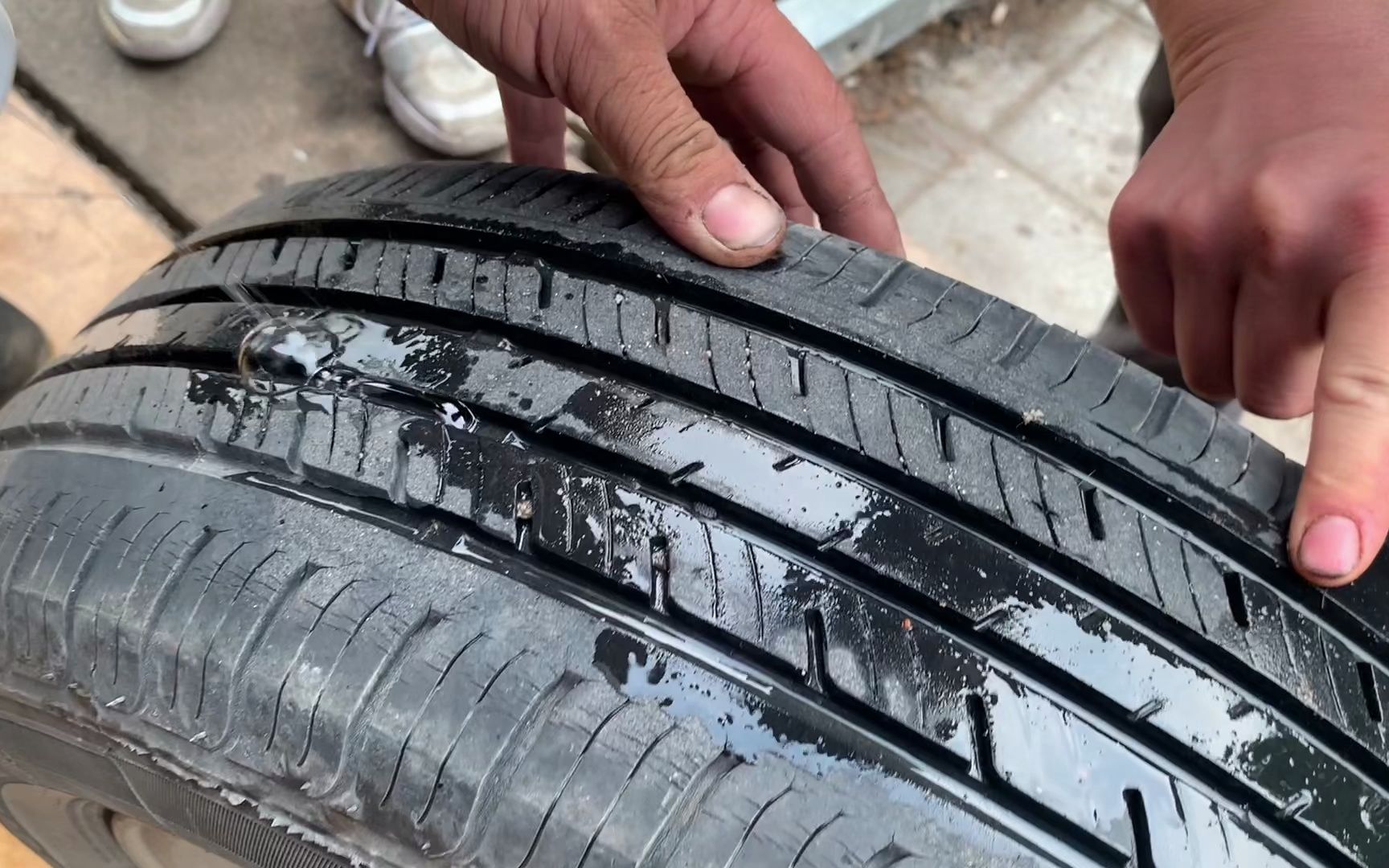 弹簧会扎到轮胎上吗?这辆丰田卡罗拉的右后轮中招了!