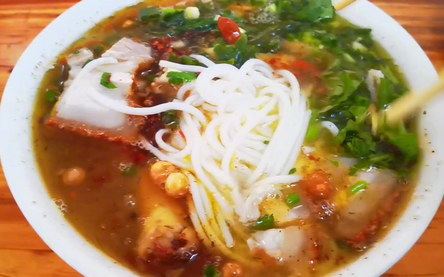 到广西百色市乐业县,一定要尝尝当地特色美食"土鸡粉"!