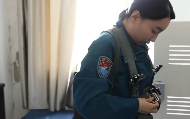 [图]首个夜航武装巡逻的空军女兵