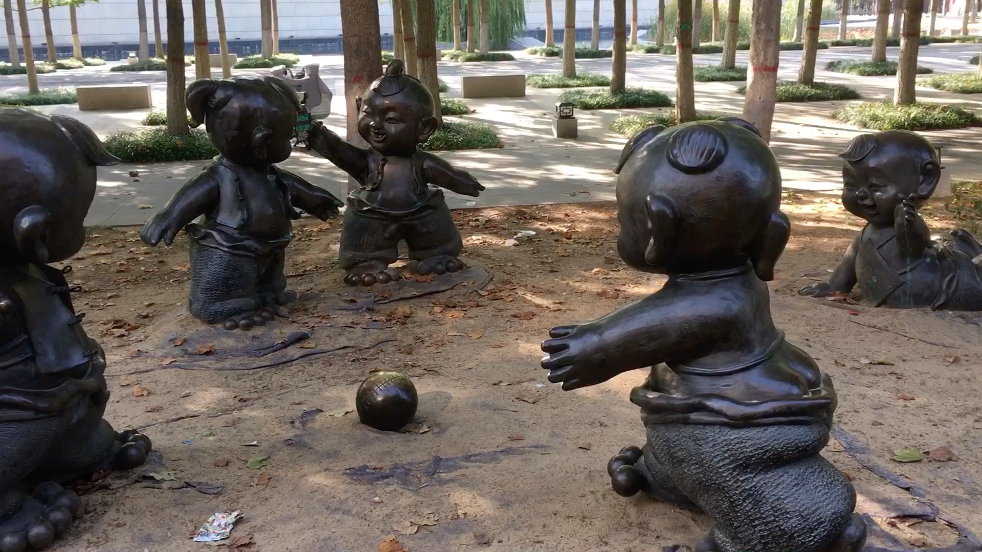 六娃踢蹴鞠(足球)