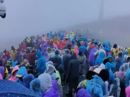 Скачать видео: 7月24日中午的长白山天气 人很多 大雾