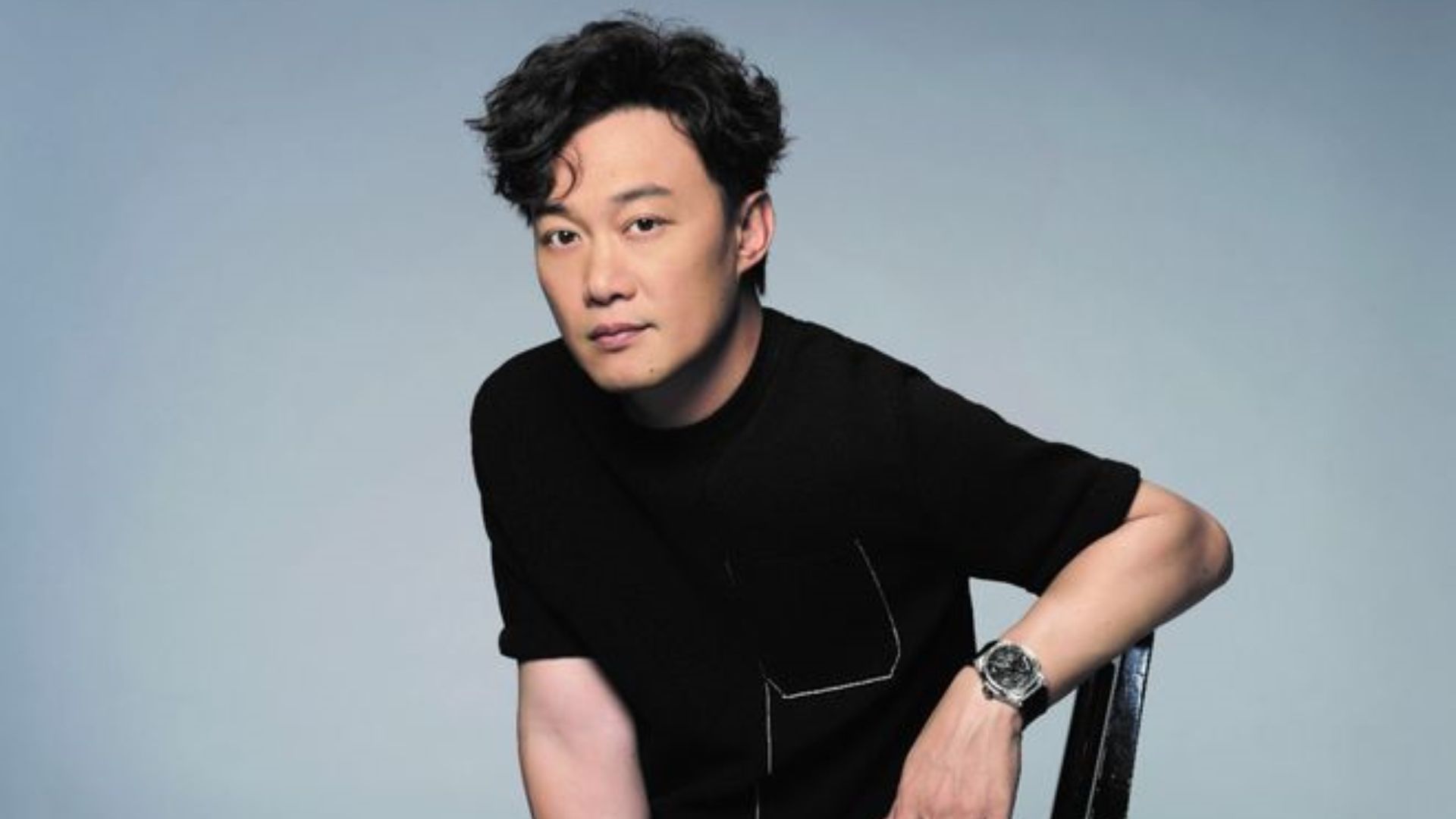 陈奕迅坐地铁被偶遇,皮肤黝黑模样似路人,全程无人认出显尴尬