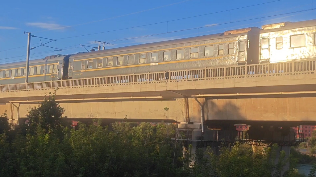 df4d-0158牵引k7039次列车(绥化～漠河)通过哈尔滨中东铁路公园