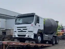 Tải video: 出口版HOWO 6x4 搅拌车10立方米！出发边境！