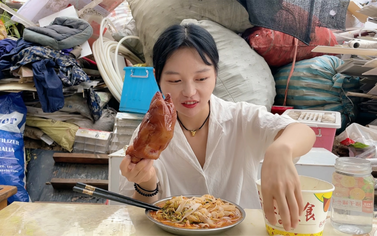 小老妹今天干活没注意不小心脚崴了 赶紧吃个猪蹄补补_哔哩哔哩_bili