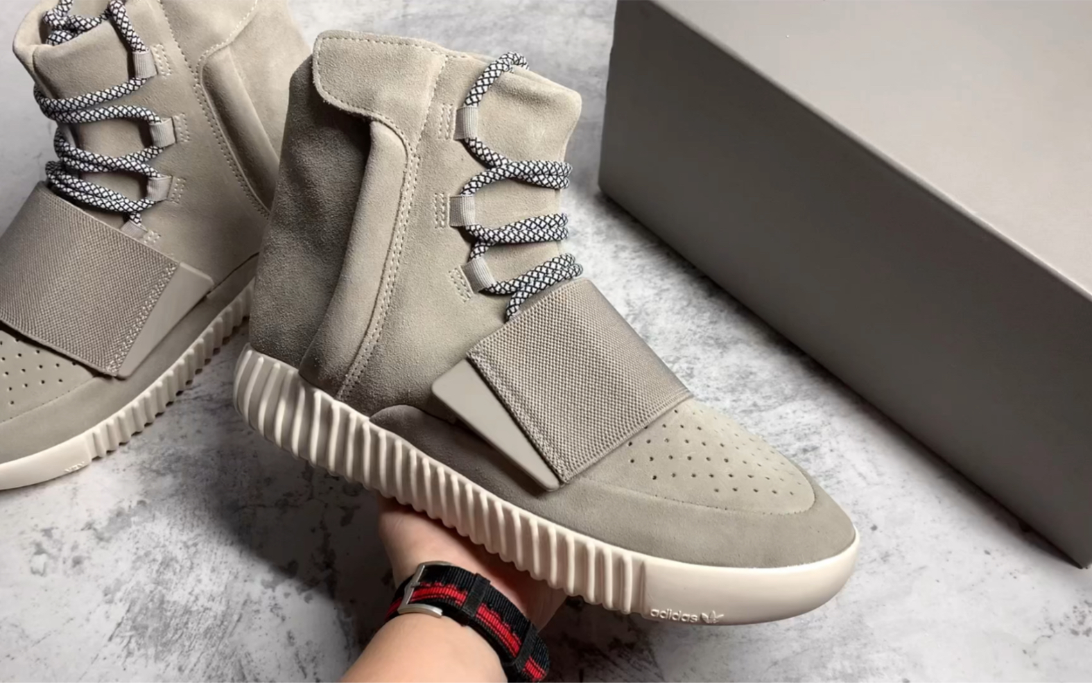 阿迪达斯侃爷椰子 adidas yeezy 750 boost grey gum 灰白麂皮运动鞋
