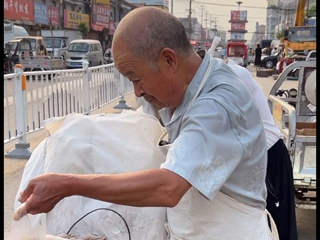 安徽萧县老大爷早晨推着板车卖油茶