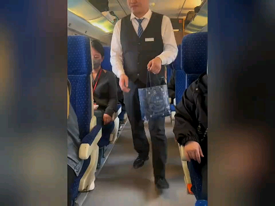 最搞笑的列车售货员,只要他一开口,车上没有不笑的