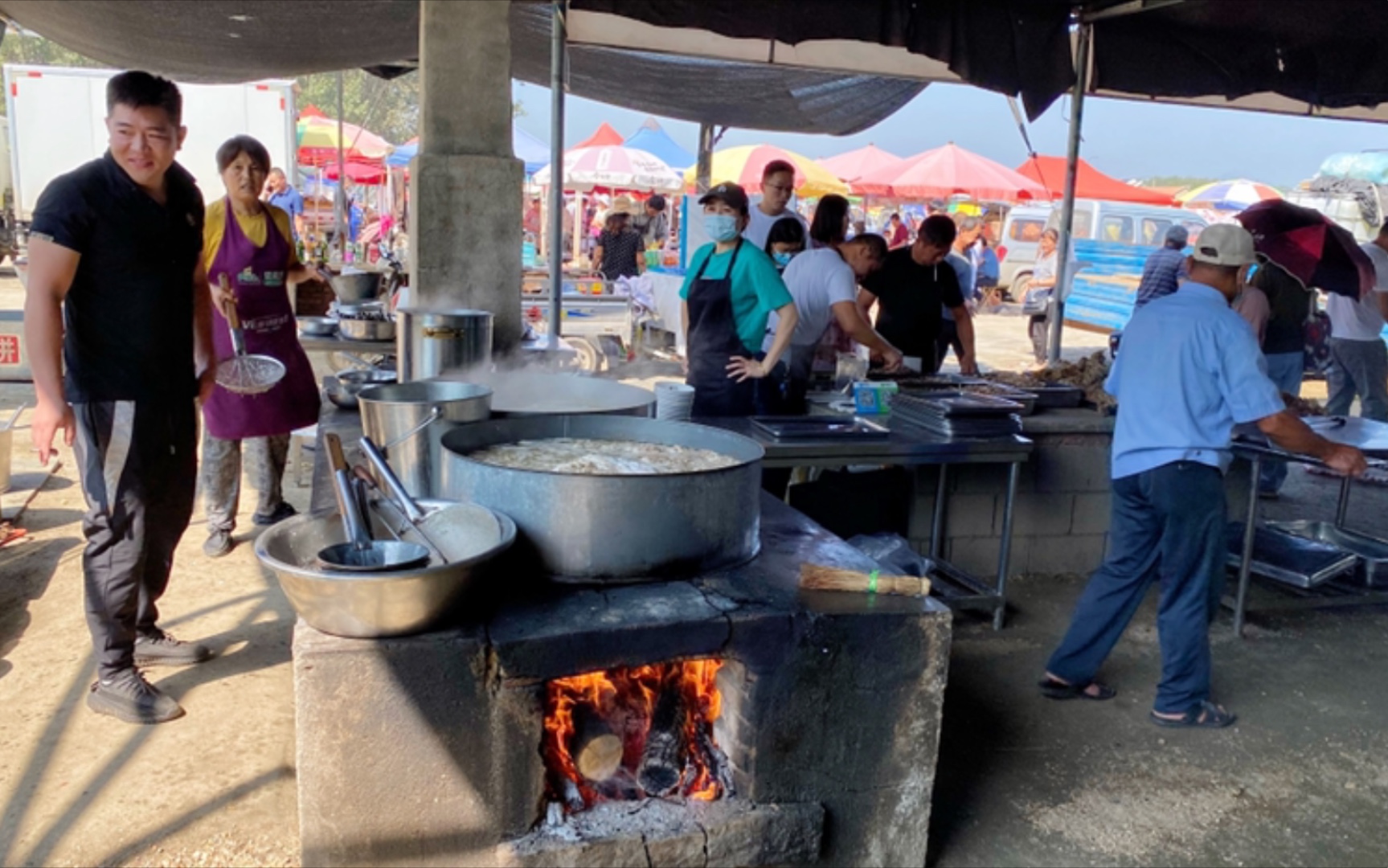 山东巨峰露天大集,20一碗羊肉汤分量十足,大叔直呼好喝每集都来