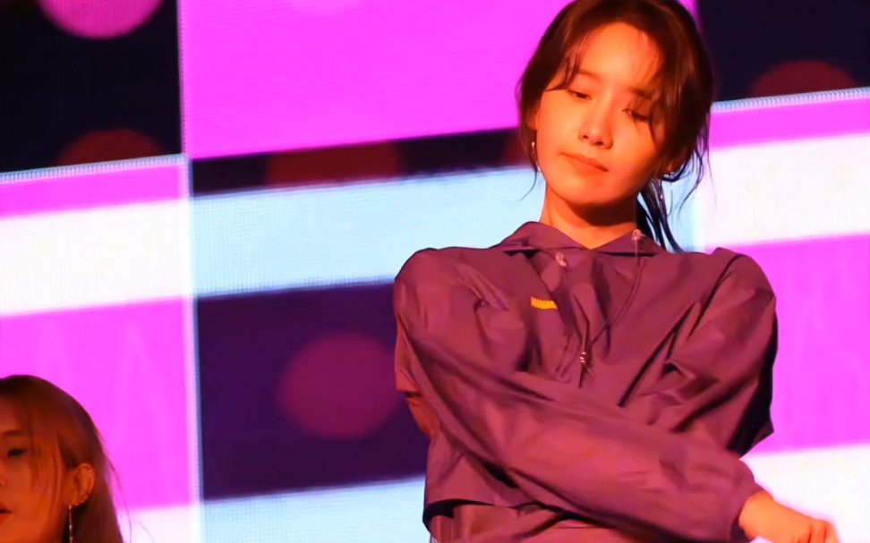 允儿女神跳热舞的动作,没有人可以抵挡住的诱惑,又