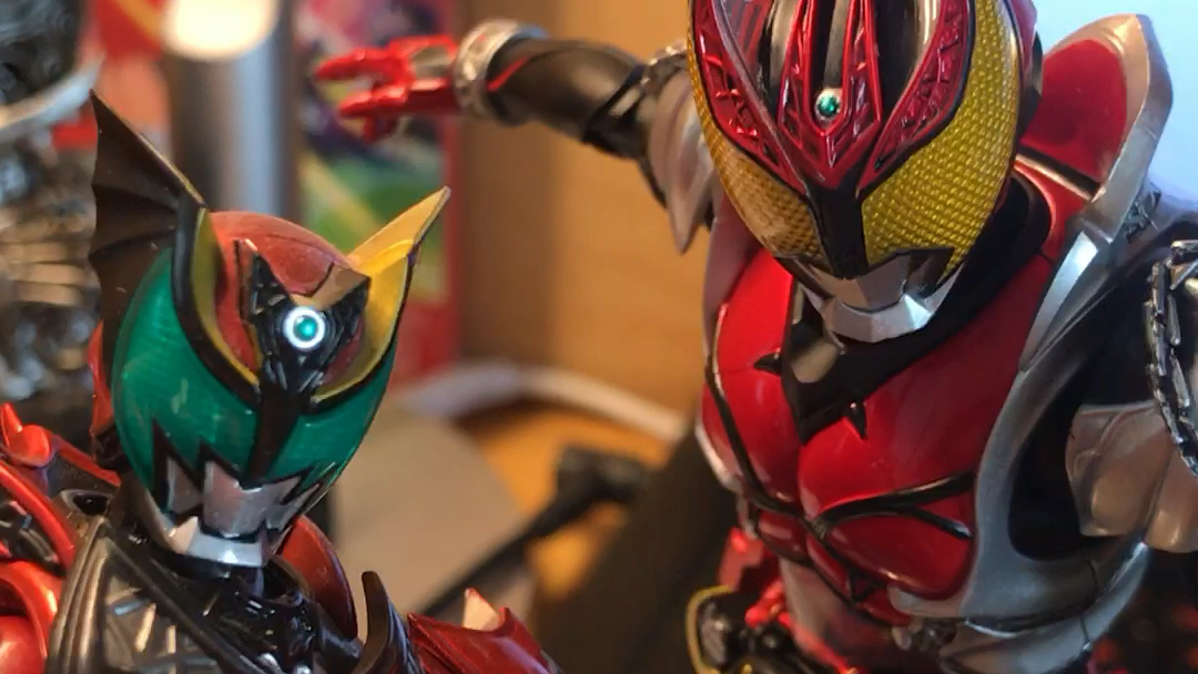 假面骑士蝙蝠怪人的头很大