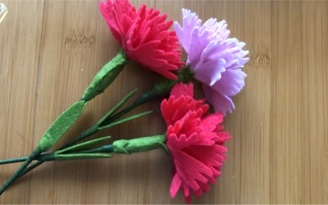 用不织布做康乃馨,成品很不错,经久耐放,多做几支,做成花束或插在花瓶