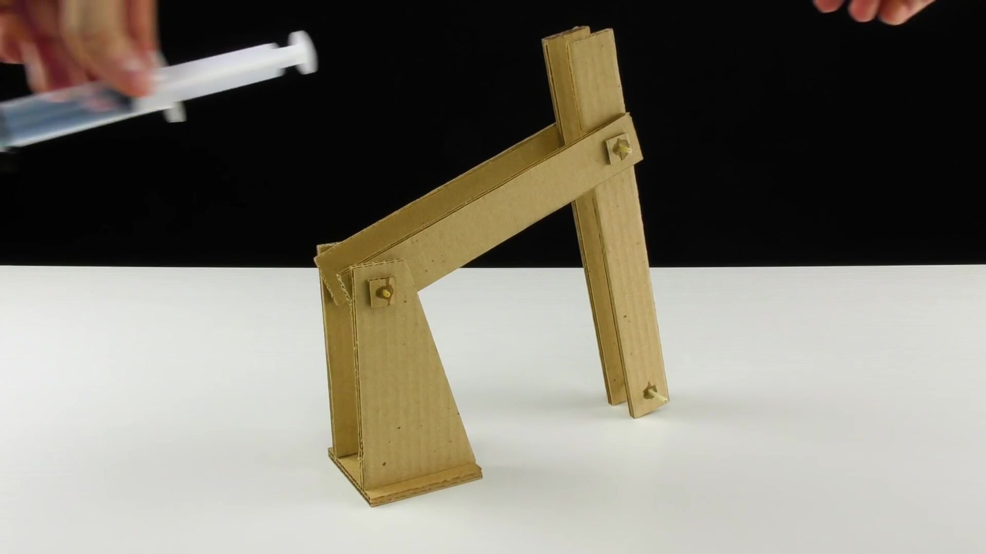 用硬纸板做一个液压机械手臂