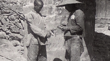 [图]1938年，山西五台 和尚站岗查路条