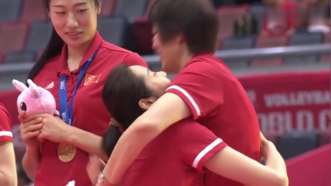 朱婷一把抱起王梦洁,丁霞生气求抱抱!