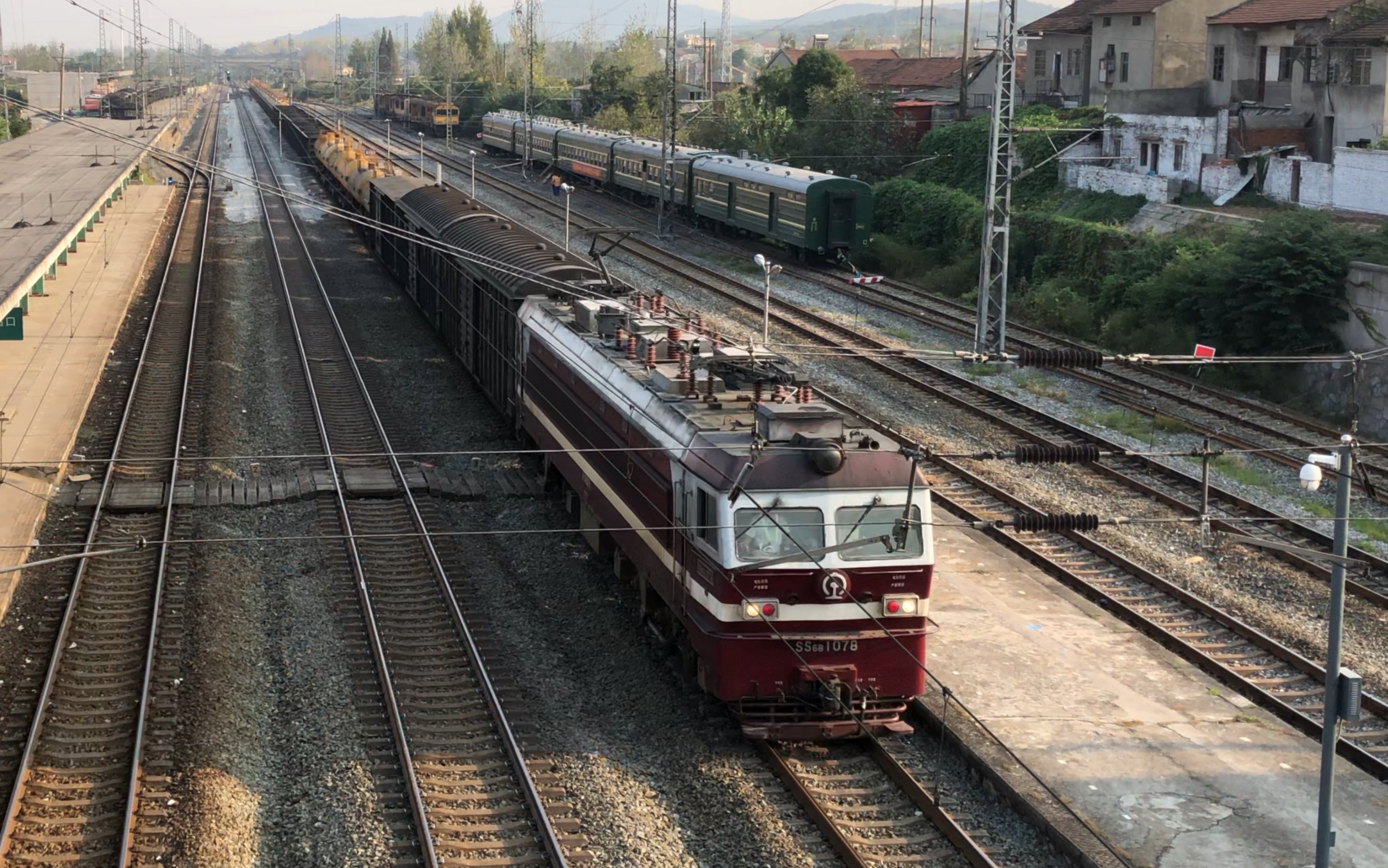 武襄ss6b货列通过宜城站