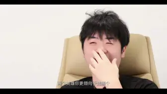 Tải video: 奶茶谈五名首发选手：轩染是可以创造不可能的人。钟意有运筹帷幄的感觉，每赛季都有吃分英雄。长生是高智商的选手，是联盟不可或缺的中单。对大帅又恨又爱。一诺找回了激情