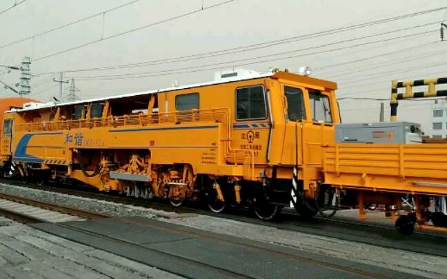 57078次通过新义线57km 352m道口,dcl-32k型捣固机