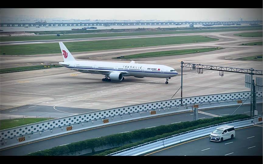 国航777300深圳宝安机场靠廊桥