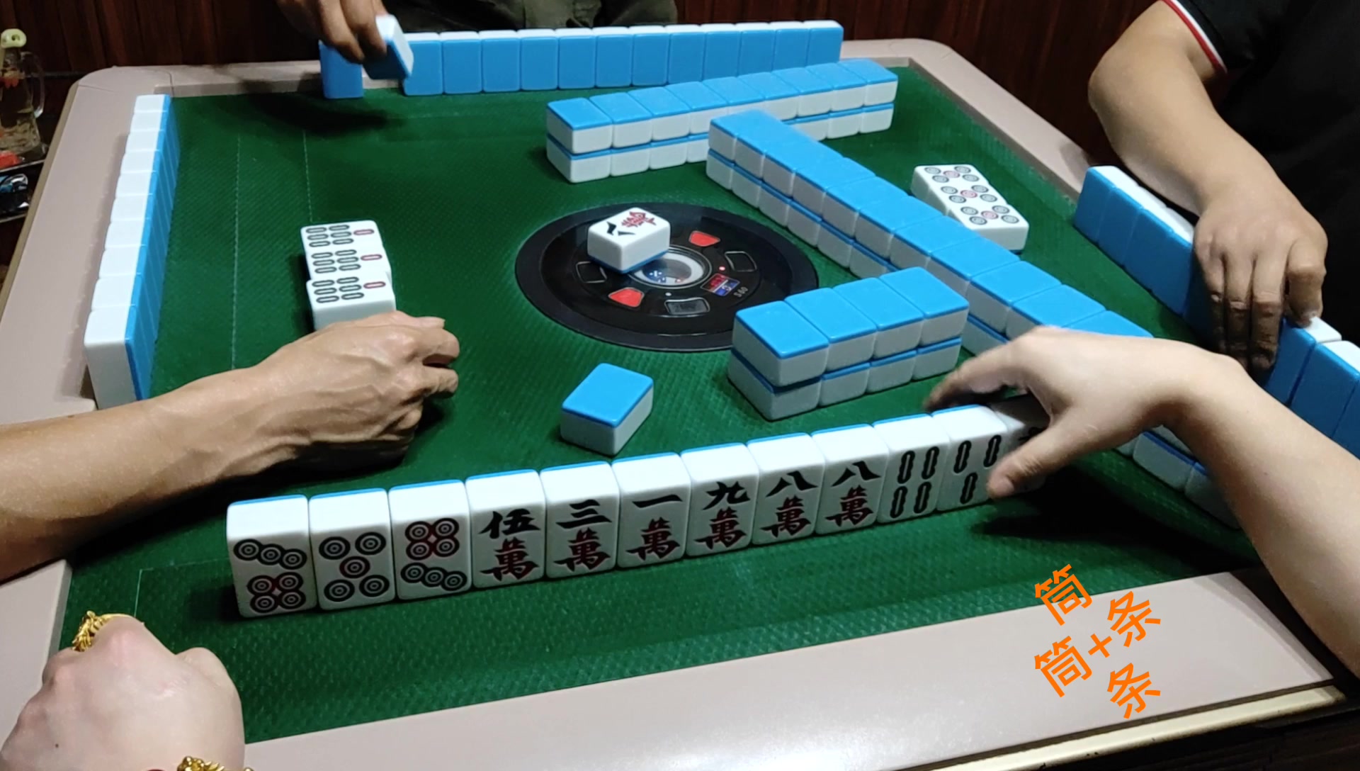 四川麻将换三张技巧:什么叫防守划船,防守划船自摸两家-大头麻经