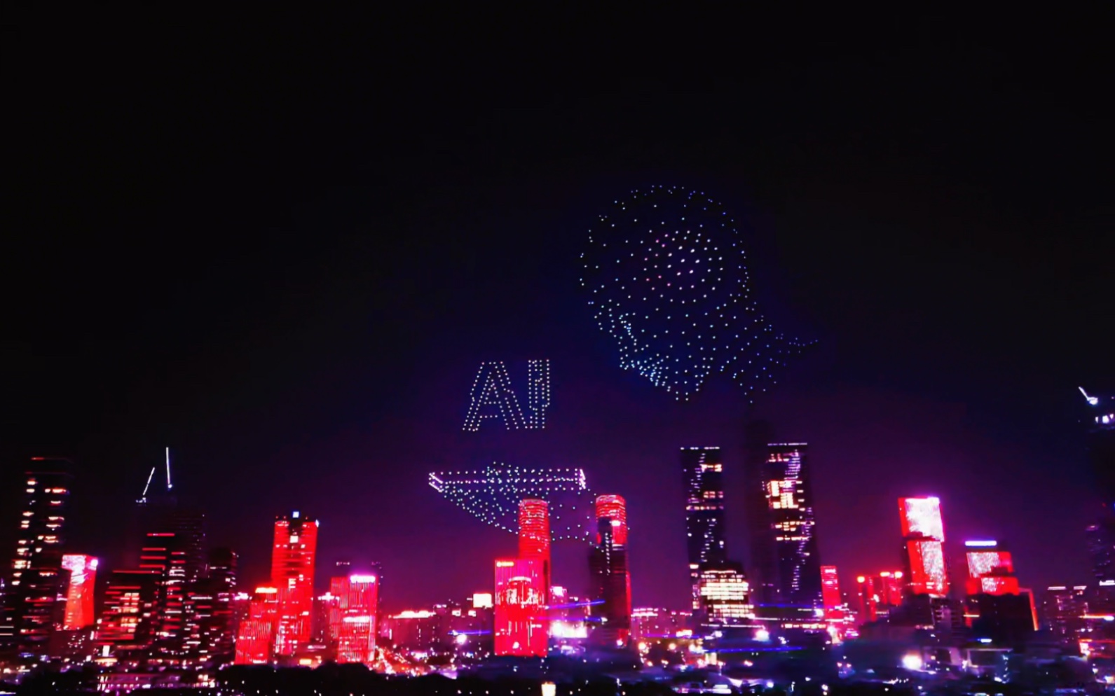 无人机表演 千架无人机上演"深爱人才,圳在等你"