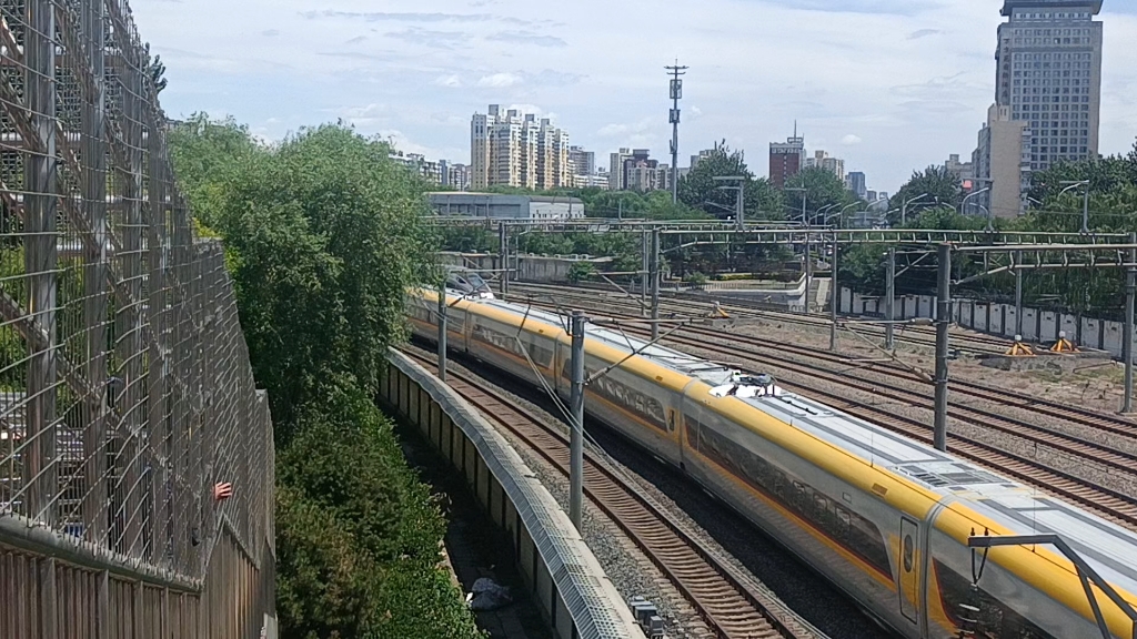 高速动检列车cr400af-j-0002通过北京南站,南下福夏高铁进行测试工作