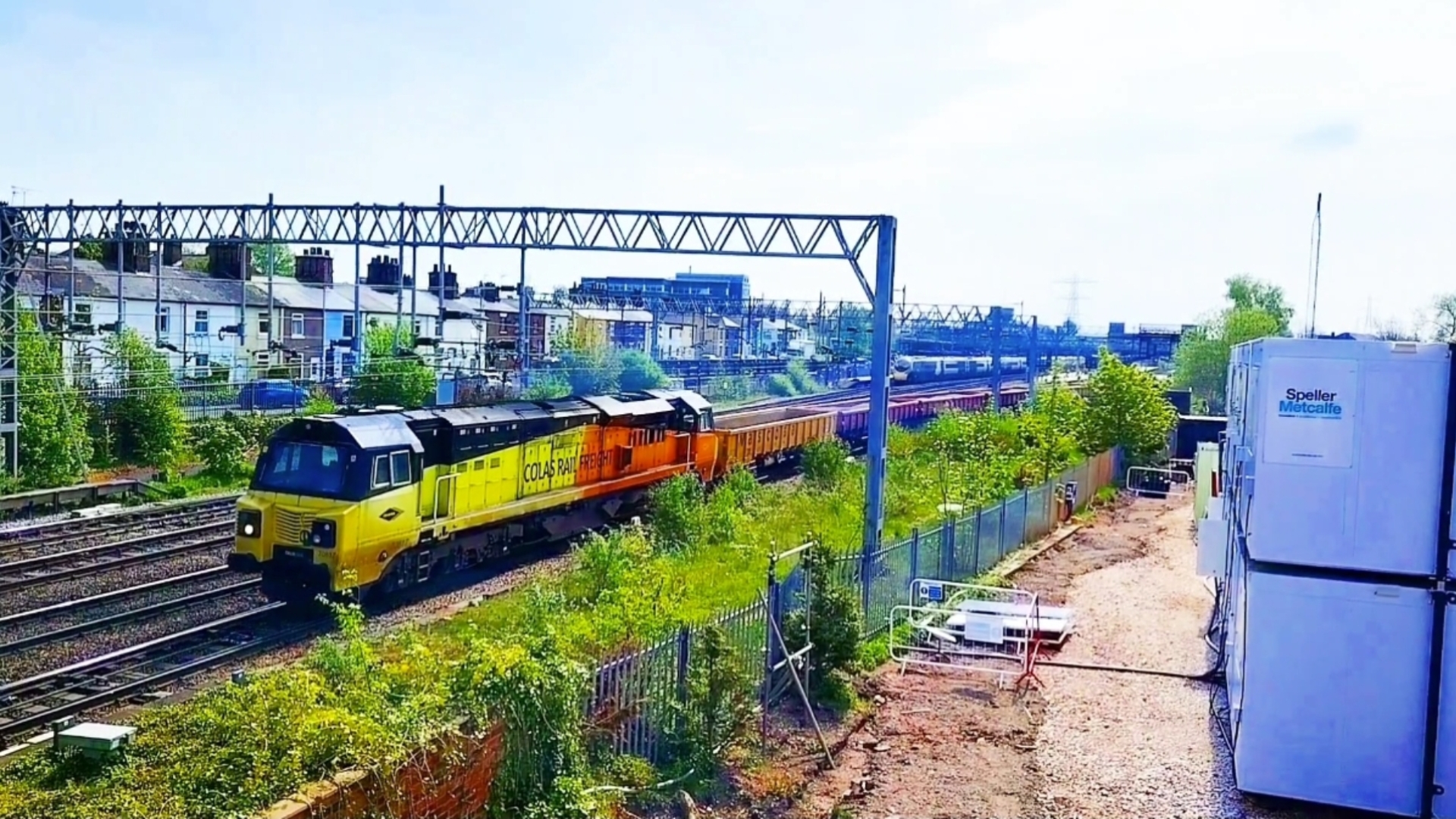 英国铁路一列工务道砟敞车大列缓慢出站