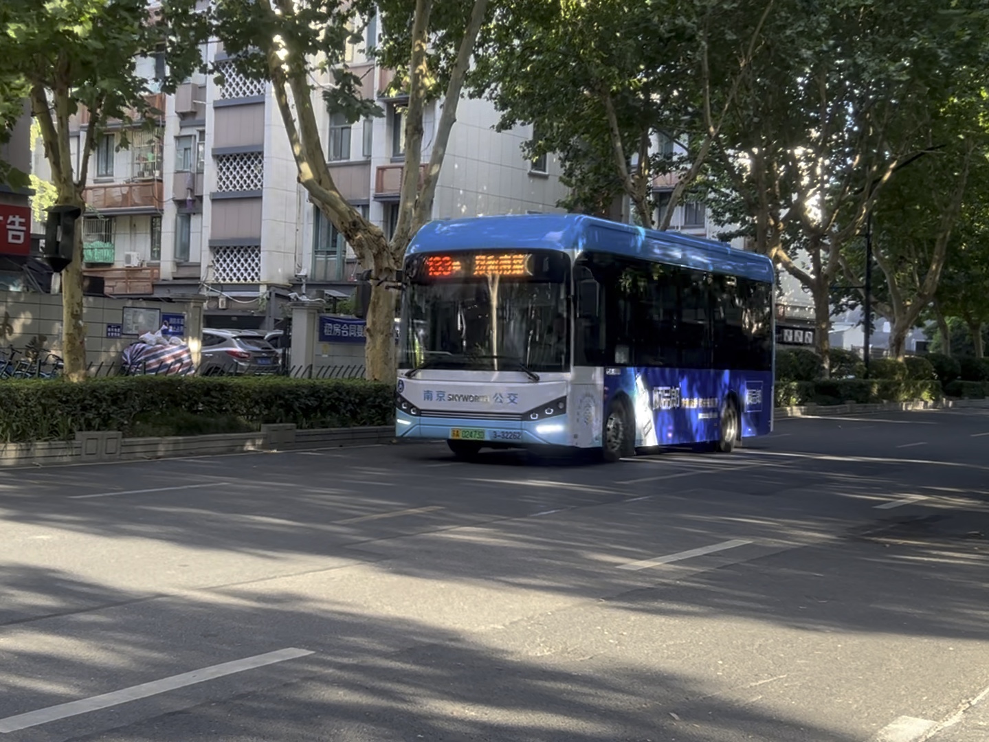 南京公交133路经过长虹路