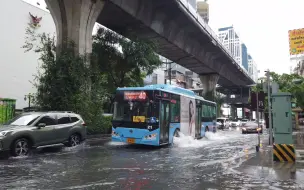 Скачать видео: 【漫步曼谷】暴雨天行走在泰国曼谷街头|4K 60FPS上传|放松舒缓|拍摄于2021.4